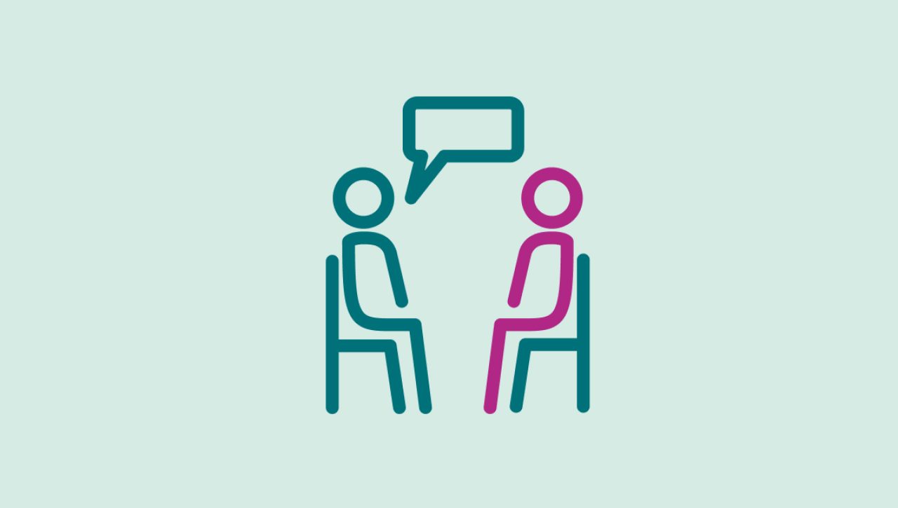 Zwei Personen im Gespräch mit Sprechblase – Symbol für therapeutische Gespräche und psychologische Behandlung.